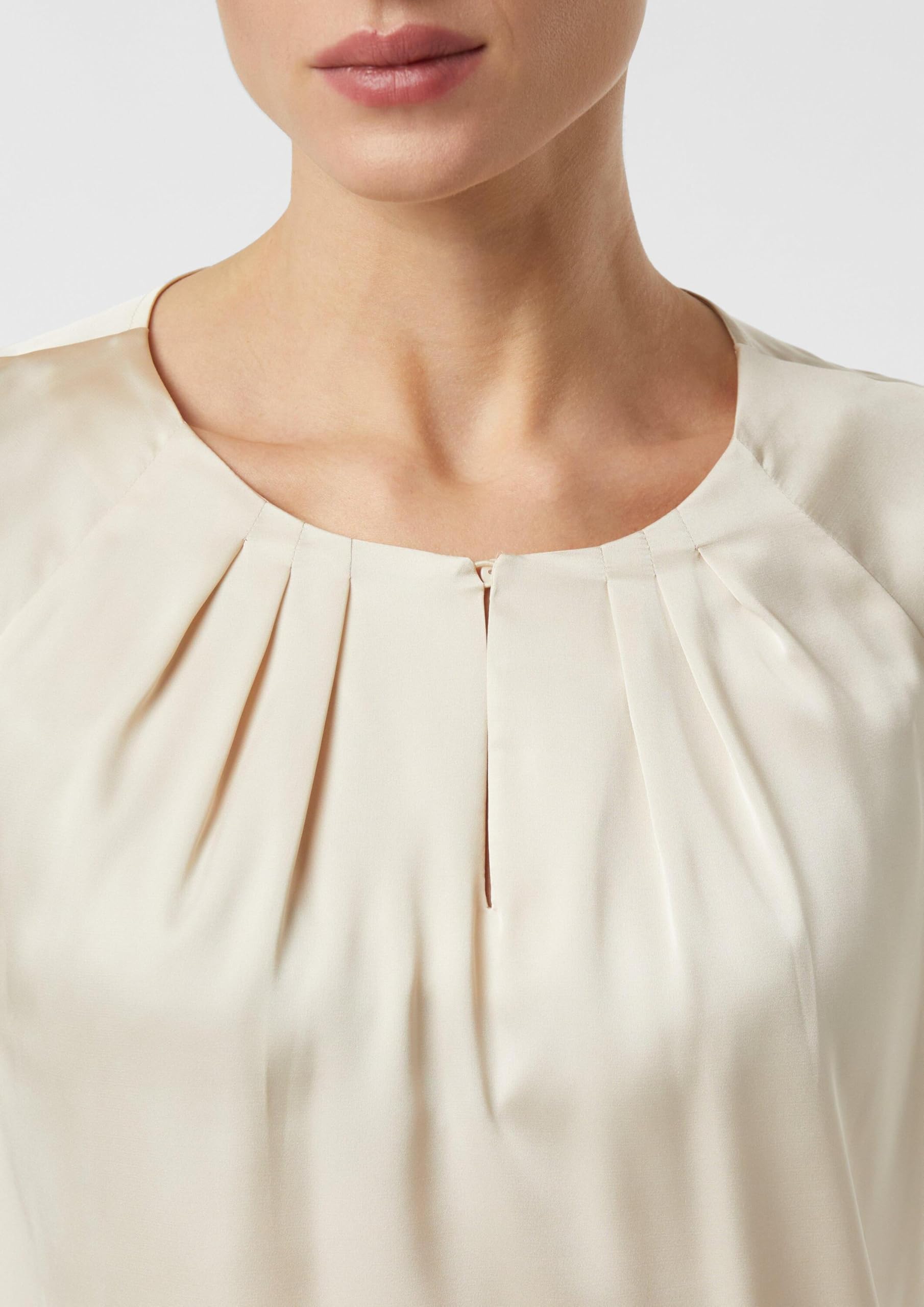 comma-blouses-satinierte-kurzarmbluse-wei-raffung image 4