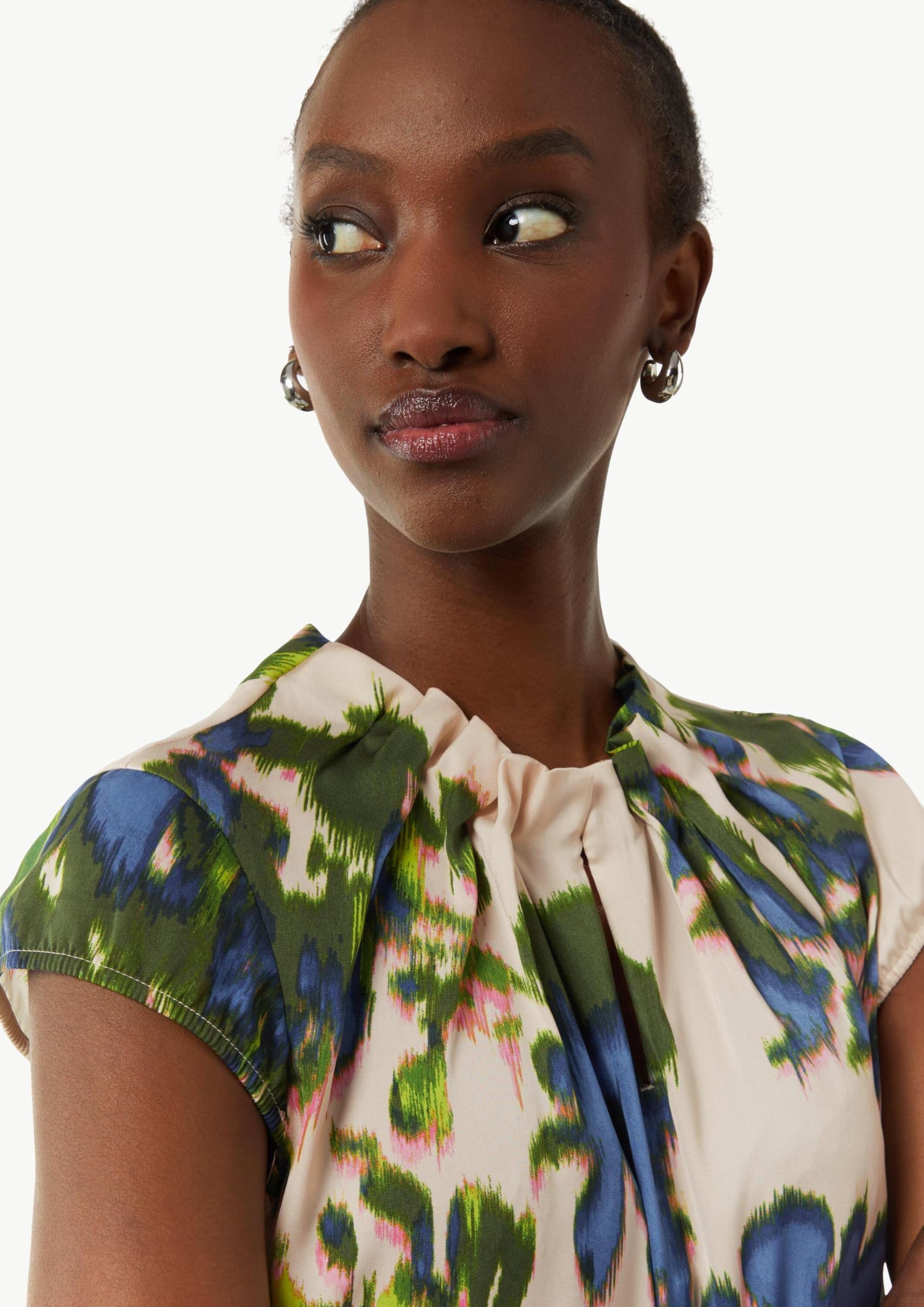 comma-blouses-satinierte-all-over-print-bluse-kurzarm-mit-raffung image 4